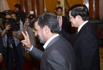 Tổng thống Iran chào các phóng viên truyền thông trong cuộc hội đàm với Chủ tịch nước Trương Tấn Sang tại Hà Nội.