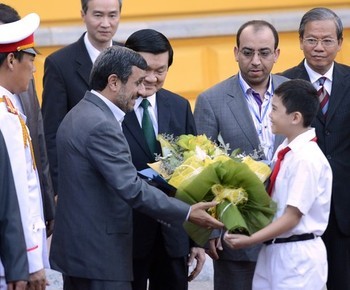 Một em thiếu nhi tặng hoa chúc mừng Tổng thống Ahmadinejad.