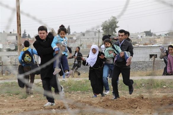 Người dân Syria bồng bế nhau chạy trốn khỏi quê nhà, nơi đang loạn lạc.