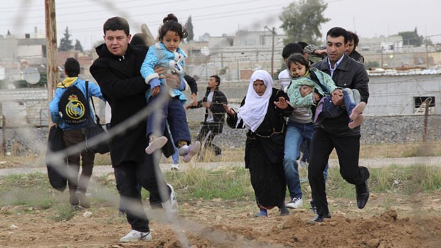 Người dân Syria chạy trốn khỏi thị trấn biên giới Ras al-Ain sang thị trấn Ceylanpinar của Thổ Nhĩ Kỳ ngày 9/11/2012.