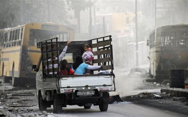 Một gia đình người Syria sơ tán khỏi thành phố Aleppo bằng xe tải ngày 17/10/2012.