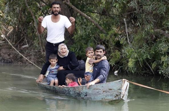Người Syria dùng thuyền vượt biên giới sang làng Hacipasa, tỉnh Hatay, Thổ Nhĩ Kỳ chạy trốn bạo lực ngày 10/10/2012.