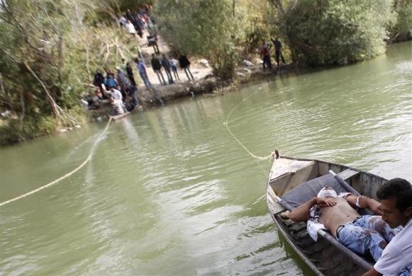 Một người đàn ông Syria bị thương được chuyển bằng thuyền vượt biên giới sang phía Thổ Nhĩ Kỳ chạy trốn bạo lực ngày 10/10/2012.