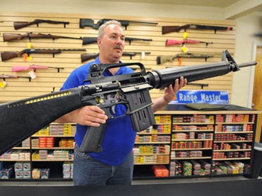 Người Mỹ đã đổ xô đi mua súng sau khi ông Obama tái đắc cử vì lo ngại có thể Tổng thống sẽ ban hành luật hạn chế việc mua bán và sử dụng vũ khí dân sự.