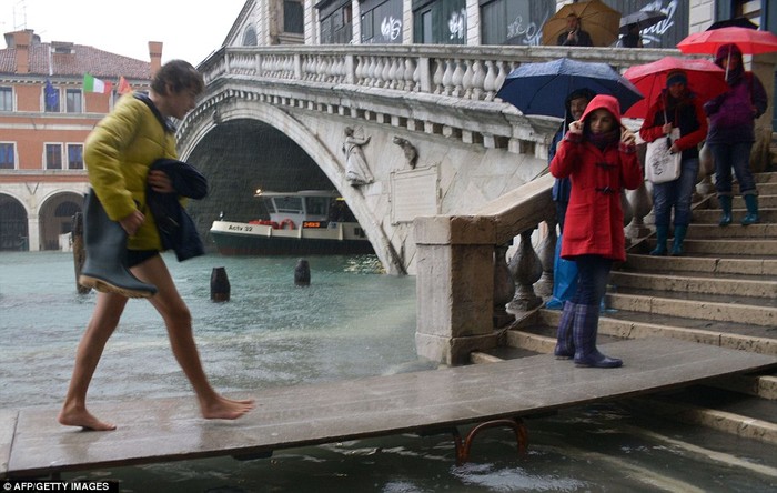 Hệ thống đê bảo vệ thành phố Venice khỏi ngập lụt đang được xây dựng nhưng tới năm 2014 mới đi vào hoạt động.