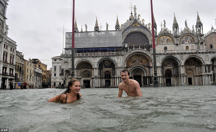 Khách du lịch bơi lội giữa lòng thành phố Venice.
