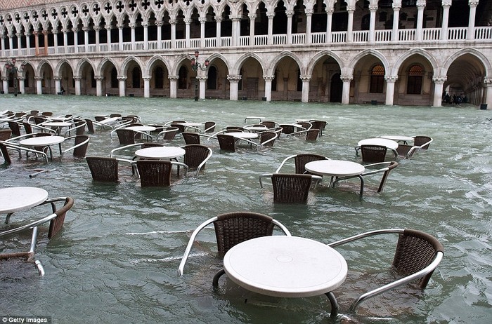 Nhiều điểm thăm quan hút khách trong thành phố bị bỏ hoang do ngập nước.