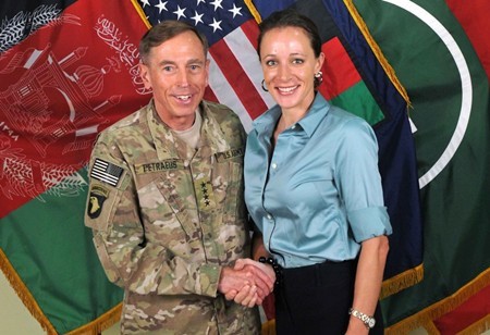 Broadwell bắt tay tướng Petraeus khi cô đến Afghanistan thu thập thông tin để viết tiểu sử về ông.