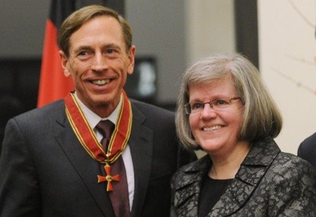 Giám đốc CIA David Petraeus và bà vợ Holly. Ảnh DAPD