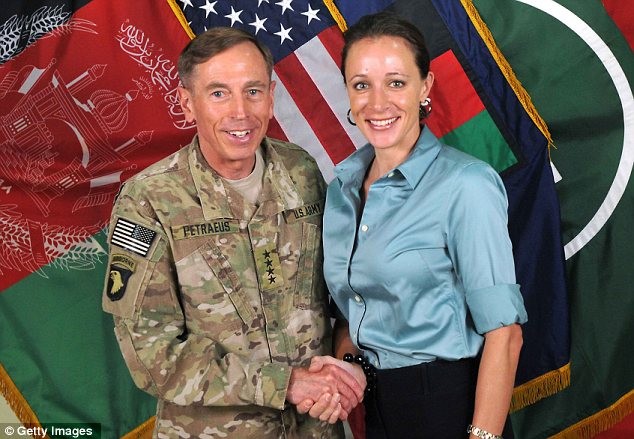 1. Paula Broadwell Tướng David Petraeus (trái), 60 tuổi, đã thừa nhận có mối quan hệ bất chính với Broadwell (phải) khi tuyên bố từ chức Giám đốc CIA. Mối quan hệ của họ bắt đầu