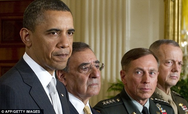 Tổng thống Mỹ Barack Obama và tướng David Petraeus (thứ 2 bên phải) và tướng John Allen (bên phải) tại Phòng Đông của Nhà Trắng ở Washington, DC