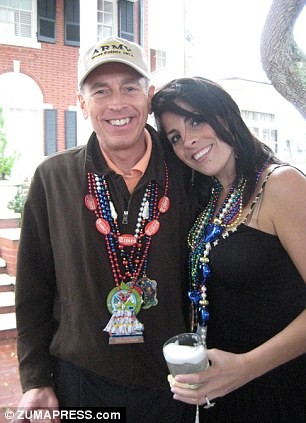 Kelly (phải) quen tướng Allen và Petraeus (trái) khi cô làm việc tại căn cứ ở Florida từ năm 2008 đến 2011.