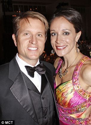 Paula Broadwell kết hôn với một bác sĩ X quang, Scott Broadwell (trái) và đã có 2 con.