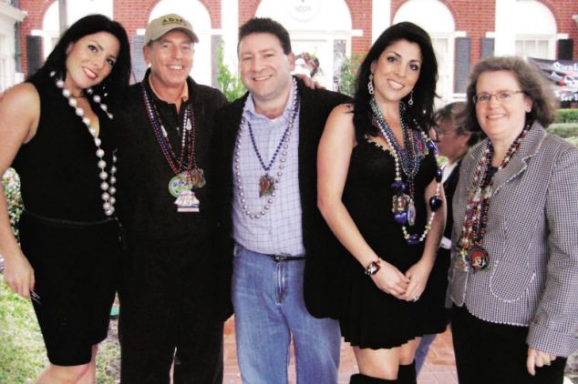 Từ phải sang trái: Holly Petraeus, Jill Kelley và chồng Scott, Tướng David Petraeus và em gái của Jill Kelley - Natalie Khawam.
