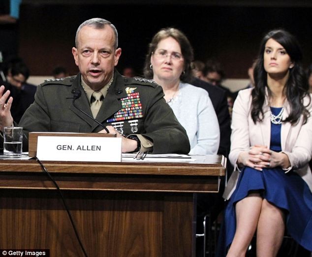 Tướng John Allen tham gia điều trần trước Thượng viện hồi tháng 3. Vợ và một trong hai cô con gái của ông ngồi hàng sau.