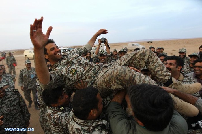 Binh lính Iran ăn mừng sau khi phóng tên lửa đất đối không thành công trong buổi tập trận ngày 13/11.