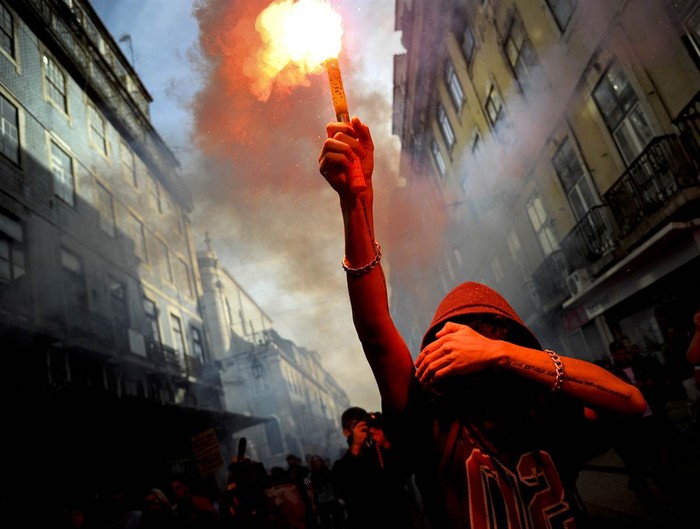 Người biểu tình cầm ngọn lửa trong cuộc biểu tình phản đối chính sách thắt lưng buộc bụng ở Lisbon, Bồ Đào Nha hôm 14/11.