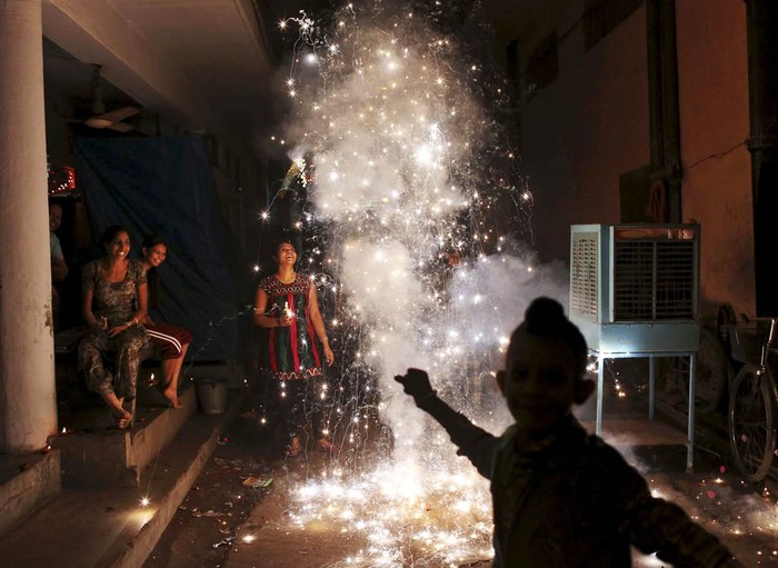Một gia đình Ấn Độ vui vẻ đốt pháo hoa trong ngày lễ Diwali ở Ne Delhi hôm 13/11.