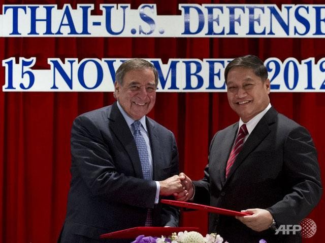 Bộ trường Quốc phòng Thái Lan Sukampol Suwannathat (phải) và Bộ trưởng Quốc phòng Mỹ Leon Panetta tại Bangkok ngày 15/11.