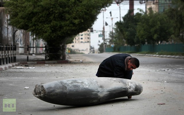 Cảnh sát Palestine xem xét một quả bom của Israel trên đường phố.