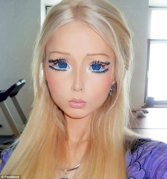 Lukyanova bị cáo buộc sử dụng photoshop cho những bức ảnh "Người Barbie".