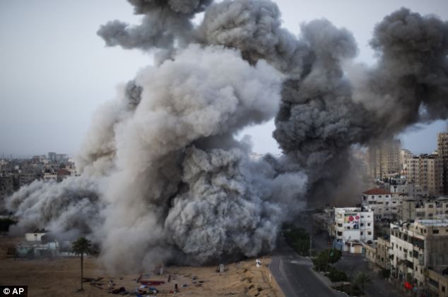 Khói bụi bốc lên từ thành phố Gaza sau cuộc không kích của Quân đội Israel.