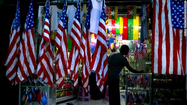 Quốc kỳ Mỹ đủ kích cỡ được bày cả ra ngoài tại một cửa hàng bán cờ ở Yangon.