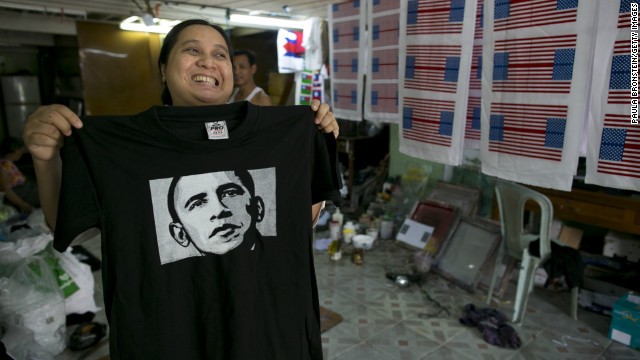 Một phụ nữ Myanmar khoe chiếc áo mang hình Tổng thống Mỹ Barack Obama.
