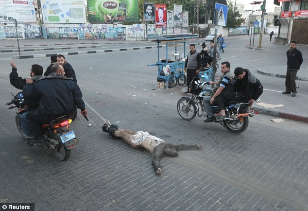 Thi thể người đàn ông bị đoàn xe máy kéo lê trên đường phố Gaza.