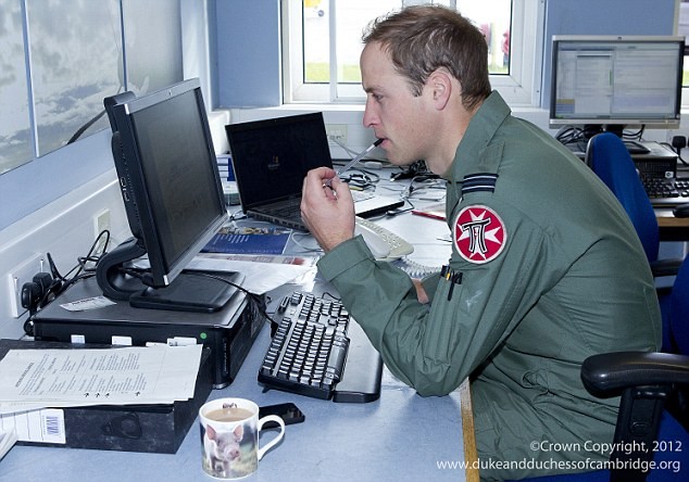Bức ảnh cho thấy Hoàng tử William đang mở email, bên cạnh là một tập tài liệu.