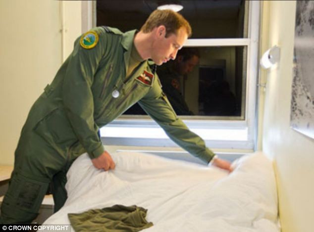 Phòng ngủ của Hoàng tử Anh không có gì khác biệt so với các đồng nghiệp tại căn cứ RAF Valley.