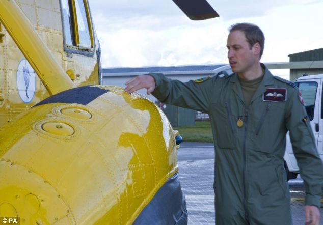 Hoàng tử William kiểm tra trực thăng trước khi bắt đầu chuyến bay.