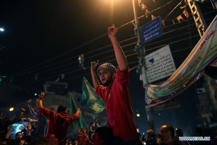 Những tiếng hò reo ăn mừng vang khắp phố Gaza cả đêm.