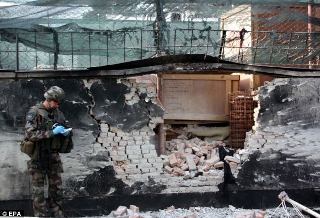 Bức tường của một căn cứ quân sự Mỹ tại Kabul sụp đổ sau vụ đánh bom tự sát.