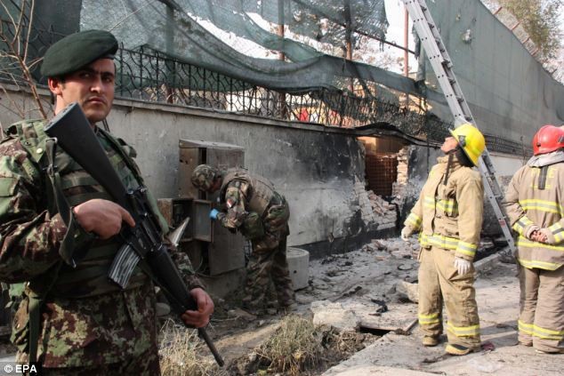Binh lính Afghanistan và NATO kiểm tra hiện trường sau vụ nổ.