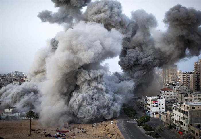 Khói bốc lên từ một góc thành phố Gaza sau trận không kích của Không quân Israel hôm 18/11.