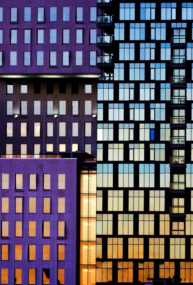 Những tòa nhà đầy sắc màu được xây dựng theo dự án Mã vạch trong ánh hoàng hôn ở Oslo ngày 18/11.