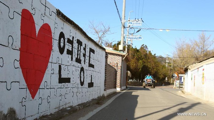 Dòng chữ "Tôi yêu Yeonpyeong" được vẽ trên một bức tường ở đảo.
