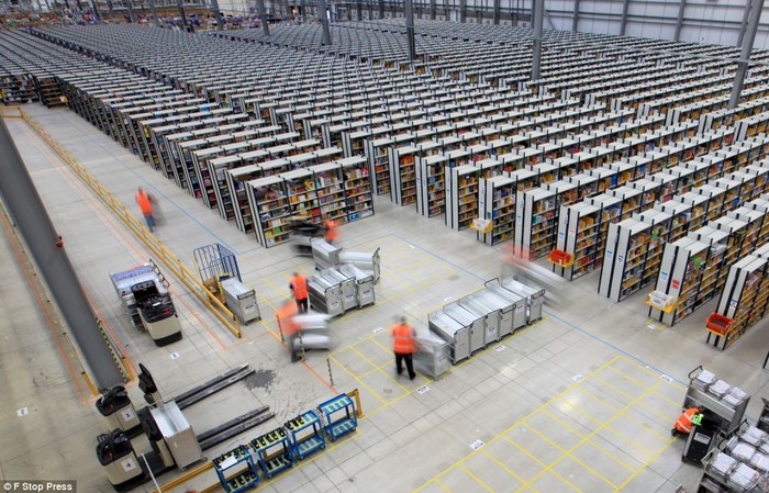 Amazon đến nước Anh năm 2010. Riêng tại đây, Amazon đã phải cần tới 8 nhà kho rộng đến 500.000m2 để đặt 5 triệu món hàng được bày bán, huy động 10.000 nhân viên mới có thể đáp ứng được nhu cầu mua sắm trong chỉ trong 2 ngày giảm giá lớn.