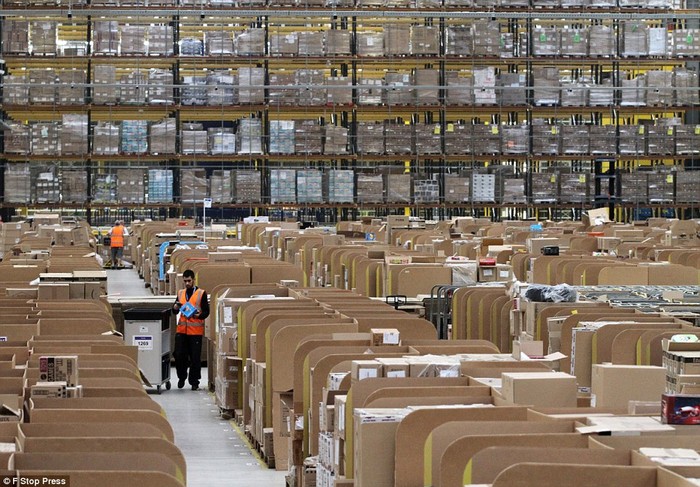 Một kho chứa các món hàng đã được đóng gói và sẵn sàng được chuyển tới người nhận của Amazon tại Anh.