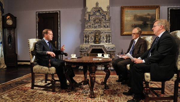 Thủ tướng Nga trả lời phỏng vấn 2 tờ báo hàng đầu của Pháp.