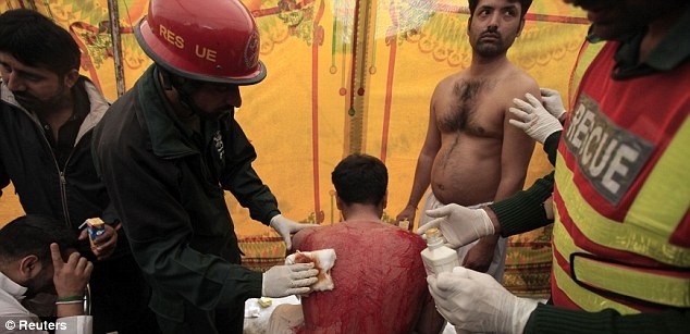 Các nhân viên y tế chăm sóc cho những người đàn ông Ấn Độ sau khi tham gia hành xác.