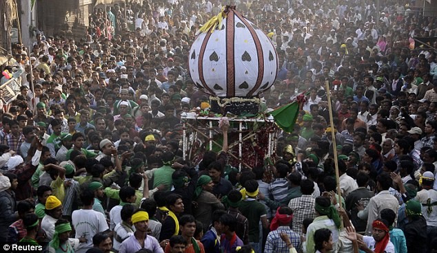 Quan tài giả của Imam Hussein trong đám rước tại Ấn Độ.