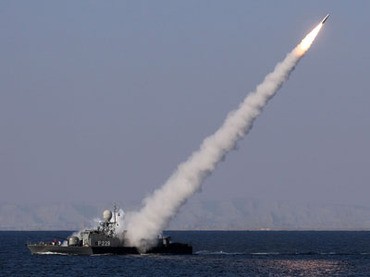 Tàu Mehrab phóng tên lửa trong cuộc tập trận Velayat-90.