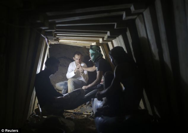 Theo báo cáo của nhóm Khủng hoảng Quốc tế, ước tính số hàng hóa giá trị khoảng 500 đến 700 triệu USD được vận chuyển từ Ai Cập vào Gaza bằng hệ thống đường hầm này mỗi năm.