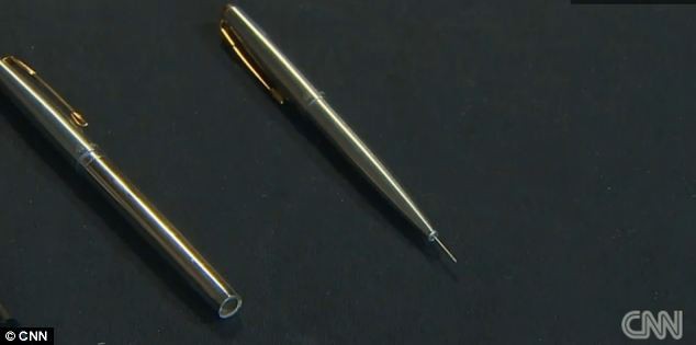 Chiếc bút điệp viên có một đầu phóng kim độc (phải).