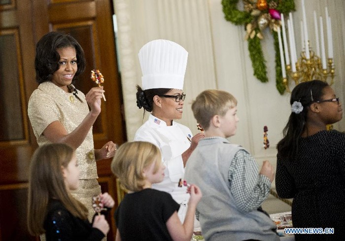Đệ nhất phu nhân Michelle Obama khoe chiếc kẹo que mật ong vừa làm cùng các em thiếu nhi.
