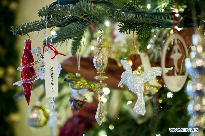Đồ trang trí Giáng sinh của cựu Đệ nhất phu nhân Barbara Bush trên cây thông "Đệ nhất phu nhân" tại Nhà Trắng.