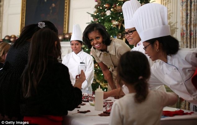 Bà Obama trao đổi với các bé gái khi làm bánh mật ong với sự giúp đỡ của các đầu bếp Nhà Trắng.