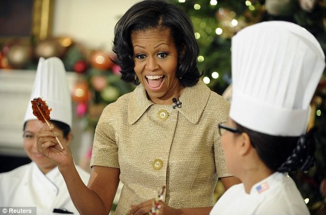 Bà Obama vui mừng với thành quả làm kẹo mật ong của mình.